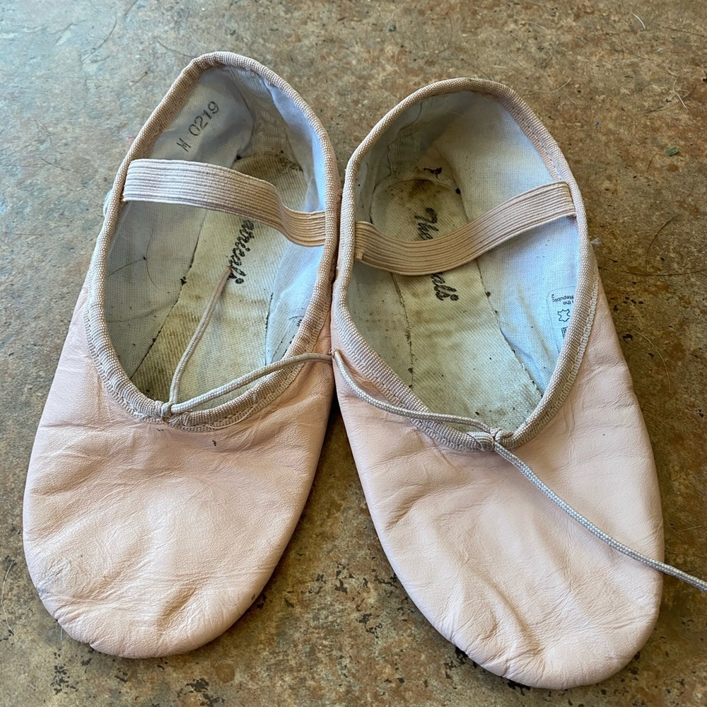 Girls Theatricals pink ballet slippers size 13.5